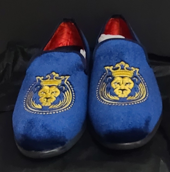 ELANROMAN Men's Lion Crest Velvet Loafers. - Picture 1 of 9